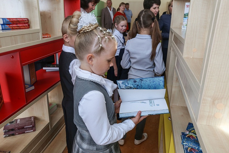 За парты самой большой школы в Тюменской области сели 2,5 тыс. учеников