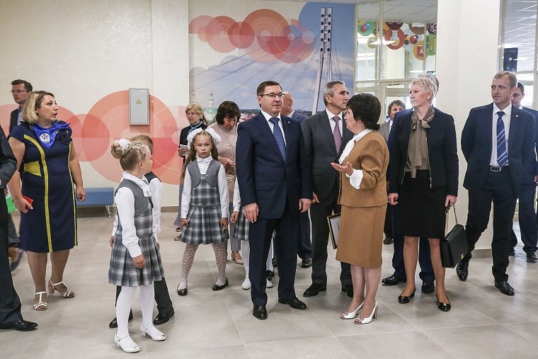 За парты самой большой школы в Тюменской области сели 2,5 тыс. учеников