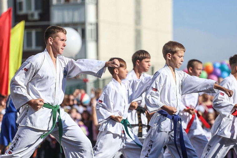 За парты самой большой школы в Тюменской области сели 2,5 тыс. учеников