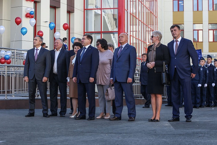 За парты самой большой школы в Тюменской области сели 2,5 тыс. учеников