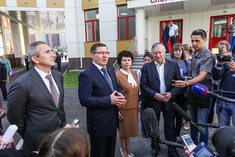 За парты самой большой школы в Тюменской области сели 2,5 тыс. учеников