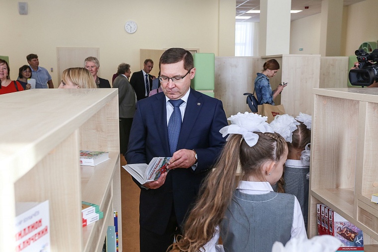 За парты самой большой школы в Тюменской области сели 2,5 тыс. учеников