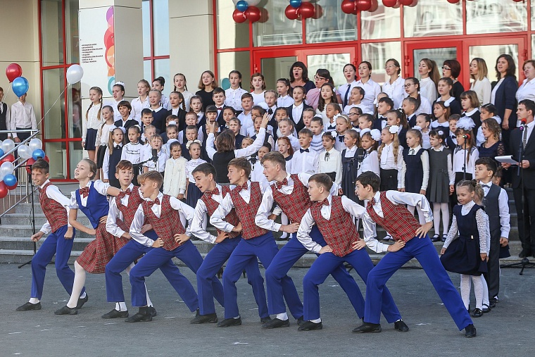 За парты самой большой школы в Тюменской области сели 2,5 тыс. учеников