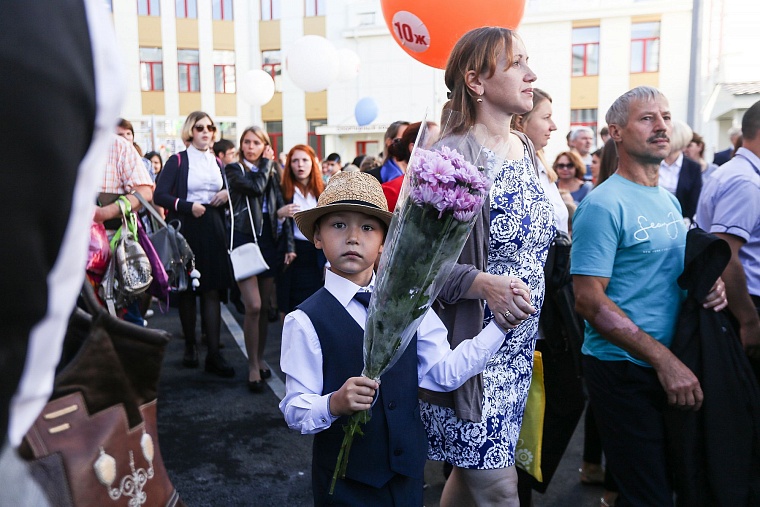 За парты самой большой школы в Тюменской области сели 2,5 тыс. учеников