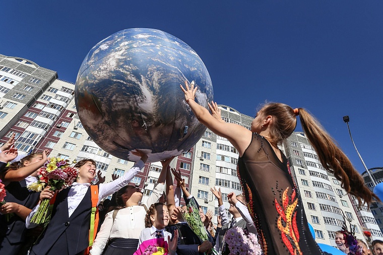 За парты самой большой школы в Тюменской области сели 2,5 тыс. учеников