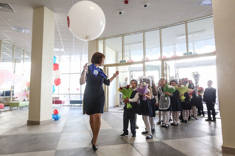 За парты самой большой школы в Тюменской области сели 2,5 тыс. учеников