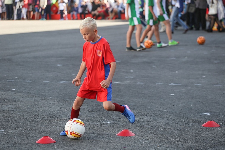За парты самой большой школы в Тюменской области сели 2,5 тыс. учеников