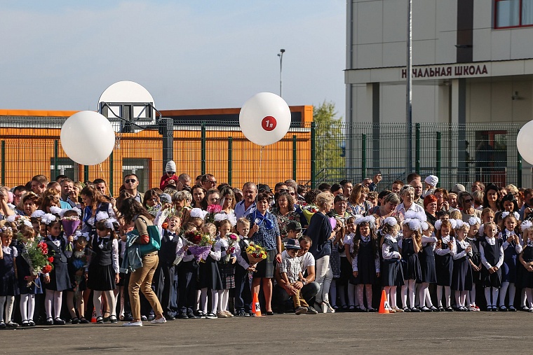 За парты самой большой школы в Тюменской области сели 2,5 тыс. учеников