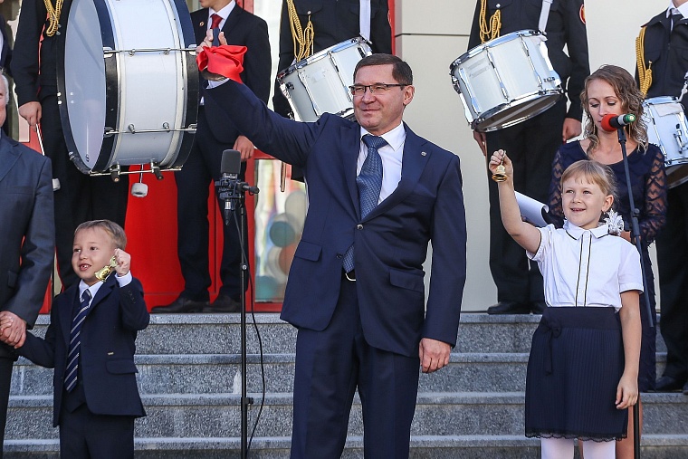 За парты самой большой школы в Тюменской области сели 2,5 тыс. учеников