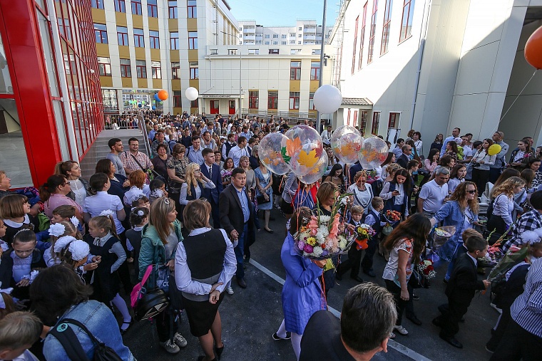 За парты самой большой школы в Тюменской области сели 2,5 тыс. учеников