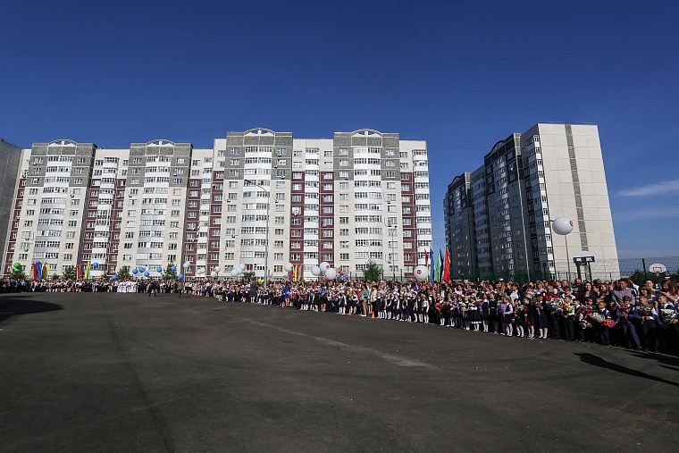 За парты самой большой школы в Тюменской области сели 2,5 тыс. учеников