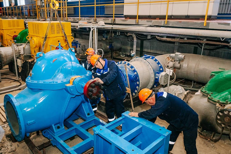 На Велижанском водозаборе меняют отслуживший полвека насос