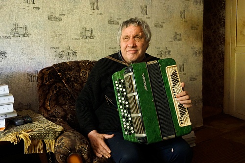 Глаза не видят, но душа поет. Как творит слепой тюменский композитор