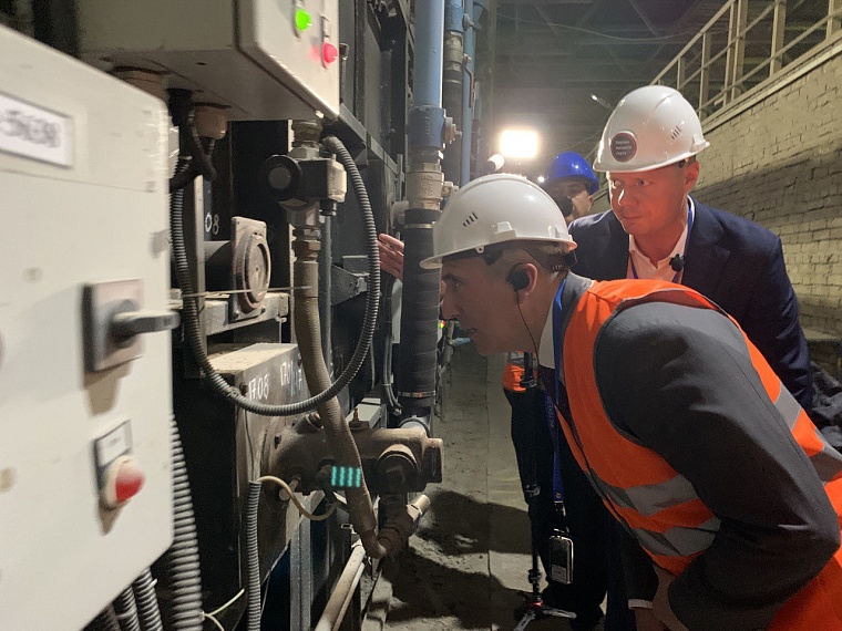 На фото Александр Моор наблюдает за обжигом кирпича