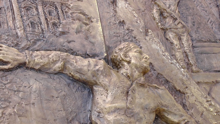 На Исторической площади готовятся заменить барельеф