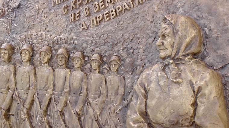 На Исторической площади готовятся заменить барельеф