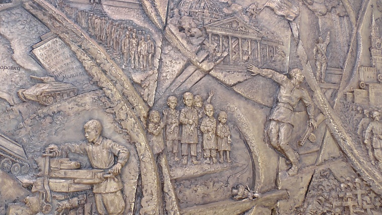 На Исторической площади готовятся заменить барельеф