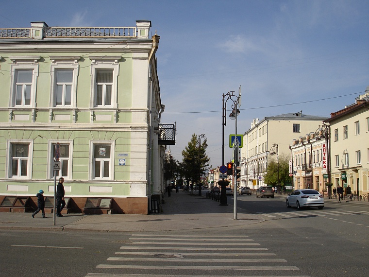 На другом углу Царской (сейчас ул. Республики) жили Зенковы