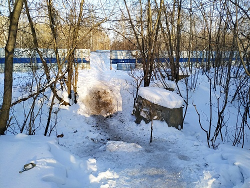 За тюменским водоканалом убрали пешеходный мостик, ведущий к Транссибу