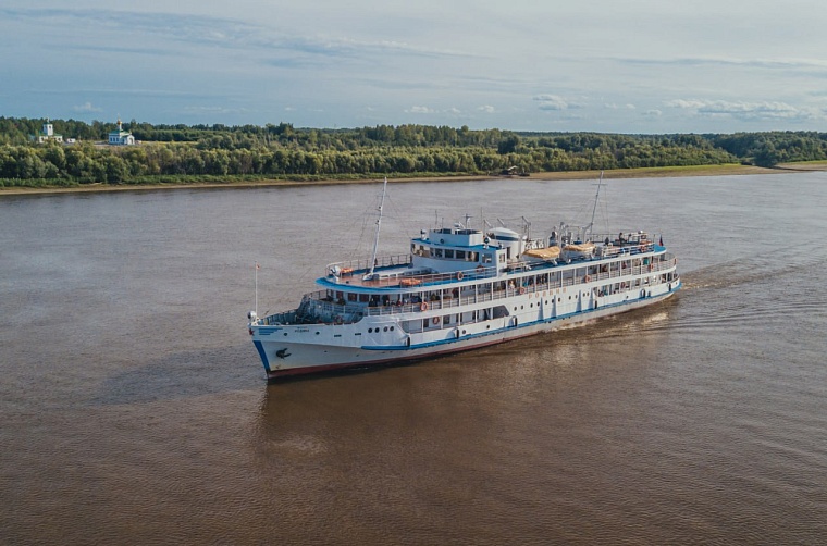 Александр Моор поздравил работников флота с праздником