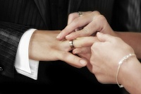 На церемониях бракосочетания в тюменских ЗАГСах будет по три человека