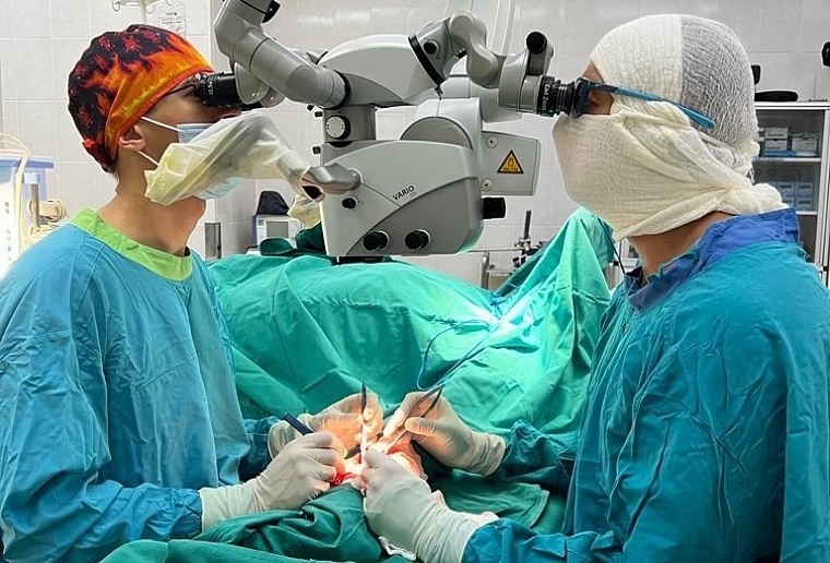 Для восстановления подвижности кисти пациента тюменские хирурги использовали сухожилия его стопы