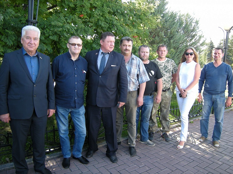 Участники автопробега установят в Никеле надгробия на братских могилах погибших тюменцев