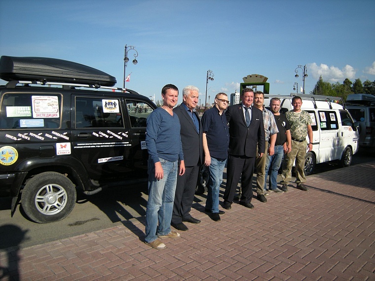 Участники автопробега установят в Никеле надгробия на братских могилах погибших тюменцев