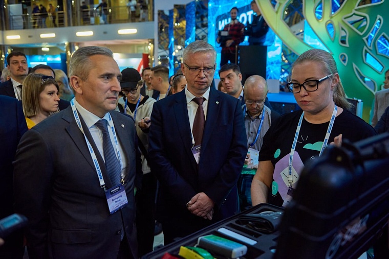 Умный тонометр и видеокамера-полицейский: на форуме "Инфотех 2022" презентовали российские новинки