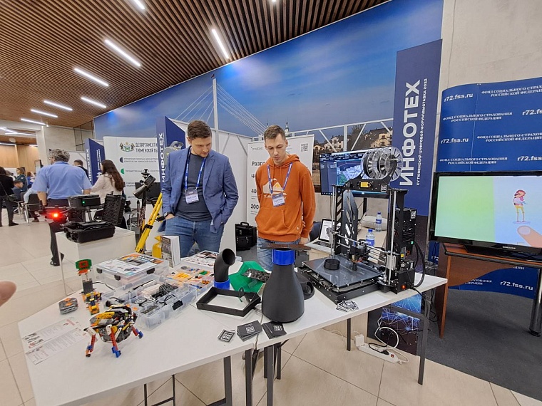 Умный тонометр и видеокамера-полицейский: на форуме "Инфотех 2022" презентовали российские новинки