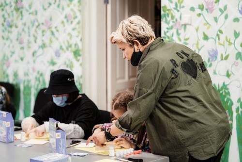 В региональном центре "Семья" тюменцев с детьми научили снимать тревожность