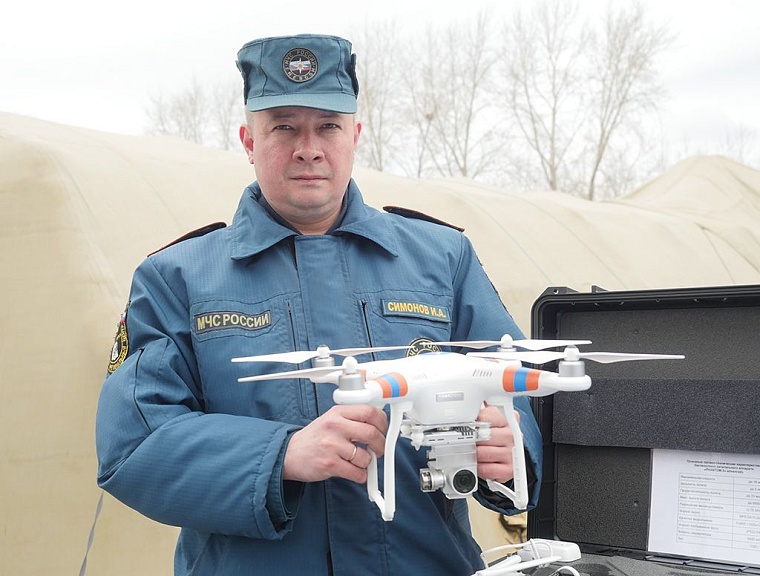 Министру МЧС в Тюмени показали пожарный квадрокоптер