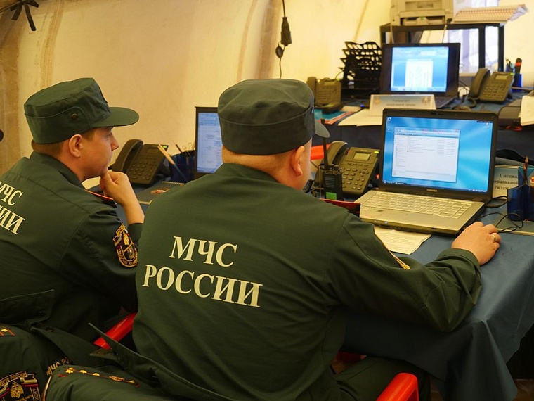 Министру МЧС в Тюмени показали пожарный квадрокоптер