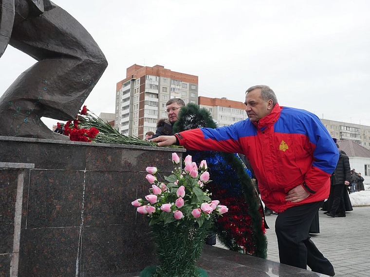 Министру МЧС в Тюмени показали пожарный квадрокоптер