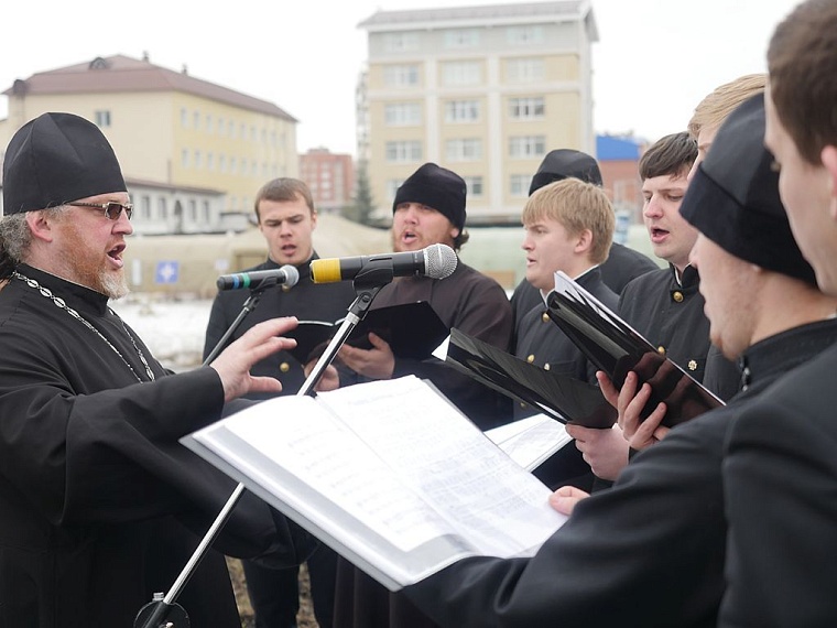 Министру МЧС в Тюмени показали пожарный квадрокоптер