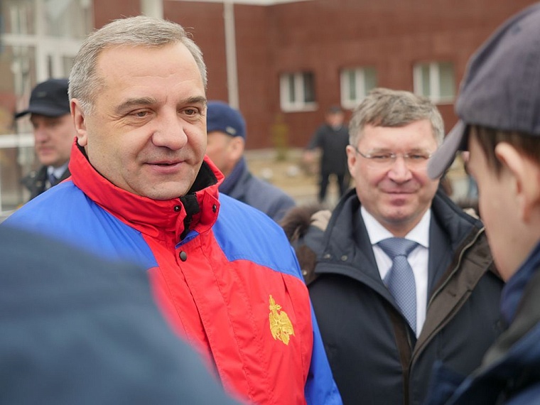 Министру МЧС в Тюмени показали пожарный квадрокоптер