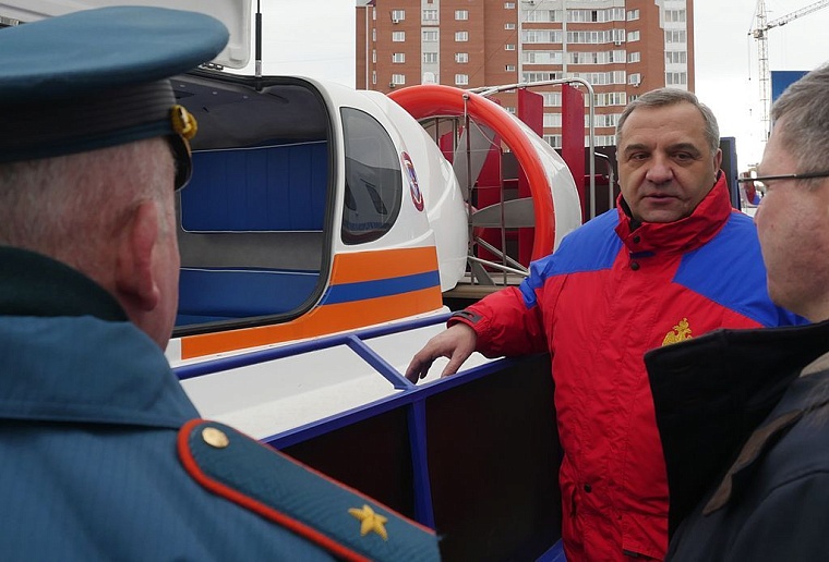 Министру МЧС в Тюмени показали пожарный квадрокоптер