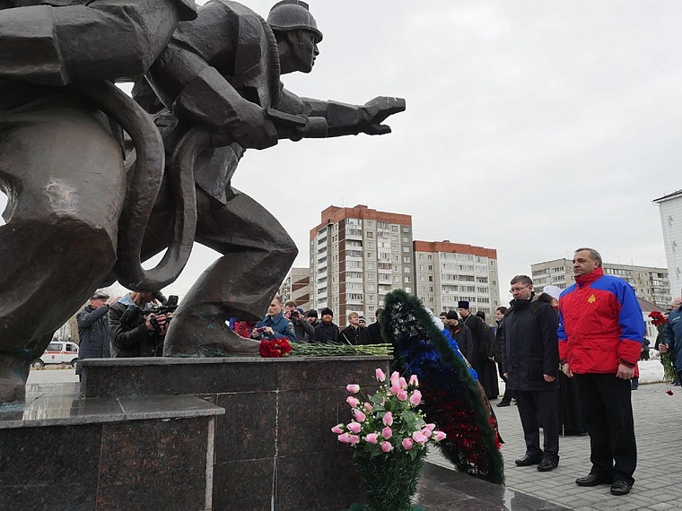 Министру МЧС в Тюмени показали пожарный квадрокоптер