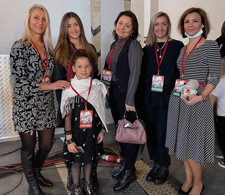 С группой поддержки. Фото из инстаграма Полины