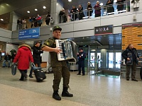 Тюменский музыкант спел авторские песни на вокзале