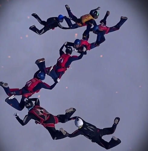 Парашютисты в свободном падении выстроились в буквы Z и V