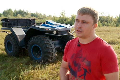 Айтишники из Тюмени собрали в гараже плавучий вездеход для друга без ноги