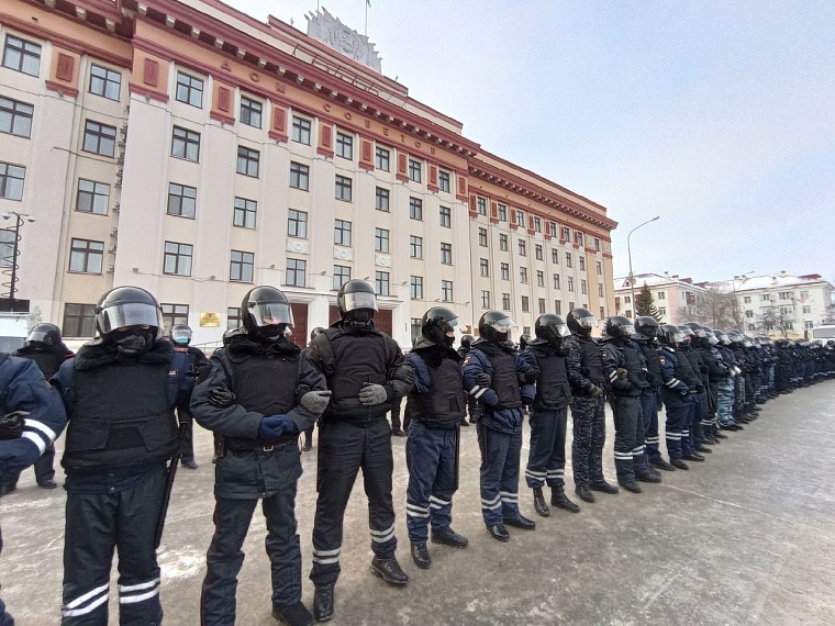 В Тюмени забирали подстрекателей и самых активных участников незаконного митинга