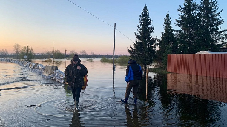 В Заводоуковском городском округе на время паводка рейсовый автобус заменили спецтехникой