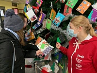 Станция Тюмень. Пассажирам предлагают исполнить новогодние желания детей-инвалидов и сирот