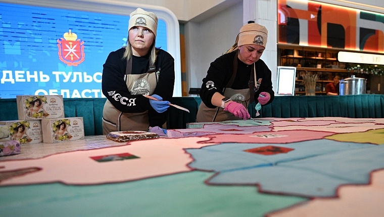 На выставке "Россия" на ВДНХ кондитеры изготовили огромную карту из белёвской пастилы