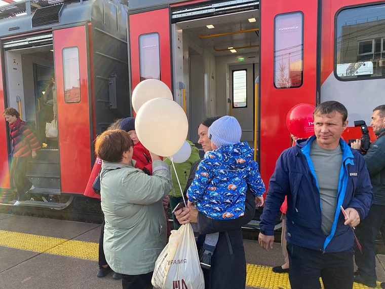 В Тюмени встретили первый состав нового электропоезда: что внутри?