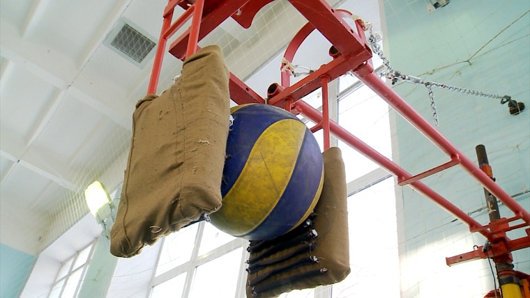 Пока двигаюсь, живу! 77-летний тюменский физрук ведет уроки уже 50 лет