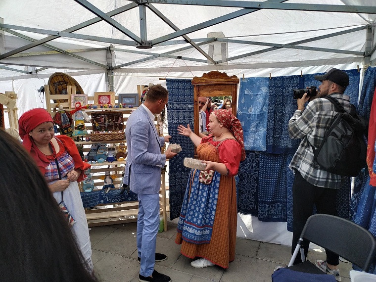 От валенок до меха соболей: в центре Тюмени проходит большая выставка мастеров