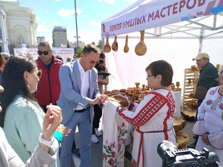 От валенок до меха соболей: в центре Тюмени проходит большая выставка мастеров
